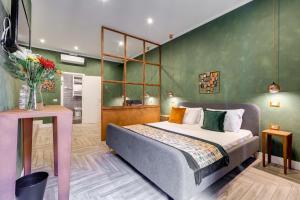 una camera con letto e parete verde di Ripetta Natural Suites a Roma