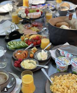 uma mesa com muitos pratos de comida e bebidas em ElbPension & Ferienwohnung Sächsische Schweiz em Pirna