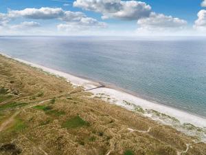 ÅlbækにあるSecluded Holiday Home in Jutland with Terraceの海岸と海の空中を望む