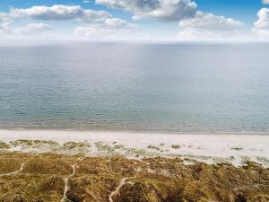 ÅlbækにあるSecluded Holiday Home in Jutland with Terraceの海の前のビーチの空中の景色