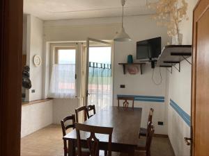 - une cuisine et une salle à manger avec une table et des chaises dans l'établissement Appartamento nelle Terre del Tufo, à Sorano