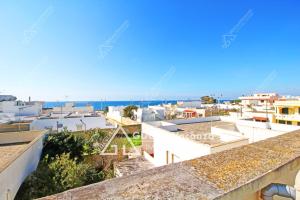 una vista desde el techo de un edificio en GD Case Vacanza - Centralissimo su Corso Annibale -, en Torre San Giovanni