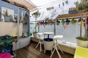 uma varanda com uma mesa e cadeiras num edifício em Little Western Spa Brighton-Zentrum Beach Apartments em Brighton & Hove