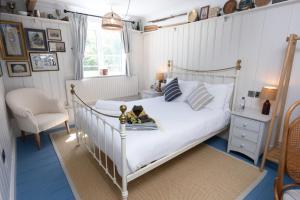 Un dormitorio con una cama con un osito de peluche. en The Smugglers Inn en Weymouth