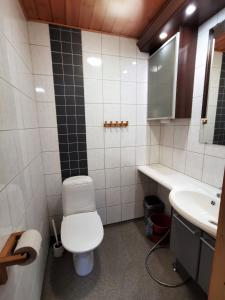 Kylpyhuone majoituspaikassa Huvikallio B