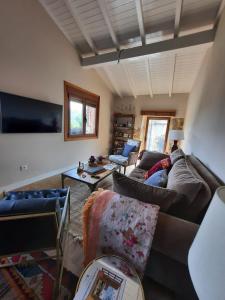 un soggiorno con divani e TV a schermo piatto di Casa Ramiras a O Viso