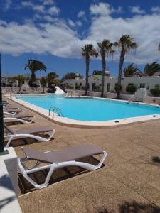 Basen w obiekcie Apartment duplex -The Sunny Hut - swimming pool - Free Wifi & AC- Residence Las Marinas lub w pobliżu