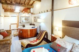 sala de estar con bañera y sofá en El Naturalista - Los sitios de aravalle, en Casas del Abad