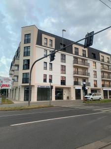 un bâtiment dans une rue avec un feu de circulation dans l'établissement Apartament Batory, à Toruń