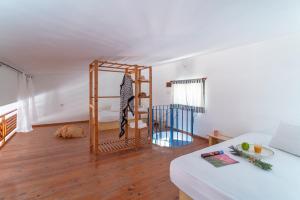 salon z drabiną w rogu pokoju w obiekcie Eco Beachfront Villa w mieście Jenadi