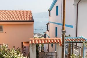 カーラゴノネにあるTraditional House Beranu Sardiniaの2棟の間から海の景色を望めます。