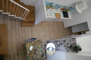 z widokiem na kuchnię ze schodami w obiekcie Apartamentos Antares 3 w mieście Milladoiro