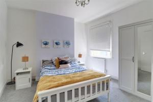 Säng eller sängar i ett rum på Replingham Road Apartment