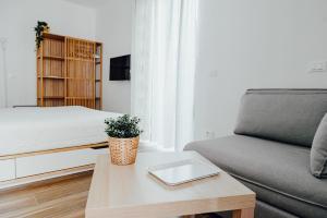 Sala de estar con cama y mesa de centro en Le Camere di Giò, en Ameglia