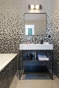y baño con lavabo y espejo. en My Maison In Paris - Champ de Mars, en París