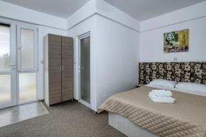 
Un pat sau paturi într-o cameră la Hotel Havana Beach
