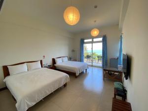 Llit o llits en una habitació de 春夏秋冬海景民宿Ocean View Motel