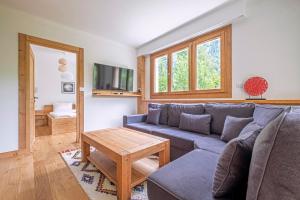 - un salon avec un canapé et une table dans l'établissement Au Cœur du Glacier, à Chamonix-Mont-Blanc