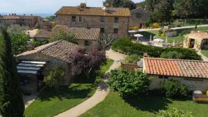 an aerial view of a house with a garden at Agriturismo Casavaiano in Gambassi Terme