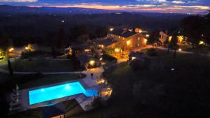 a view of a city at night with lights at Agriturismo Casavaiano in Gambassi Terme
