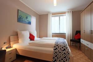 sypialnia z dużym łóżkiem i oknem w obiekcie Apartment Alpine by Apartment Managers w mieście Kirchberg in Tirol
