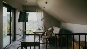 Apartament Sielanka في مينزبرودجي بيالسكي: غرفة مع طاولة وكراسي ونافذة