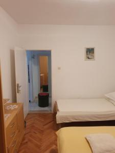 Postel nebo postele na pokoji v ubytování Apartments Jerković Drašnice-2bd