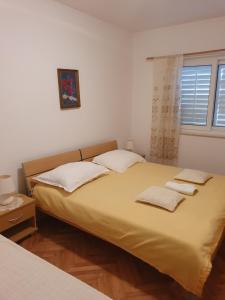 Postel nebo postele na pokoji v ubytování Apartments Jerković Drašnice-2bd