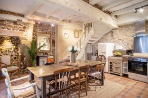 cocina con mesa de madera y sillas en L'Auberge du Coignet en Dinan