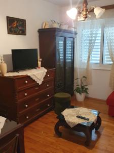 TV a/nebo společenská místnost v ubytování Apartments Jerković Drašnice-2bd