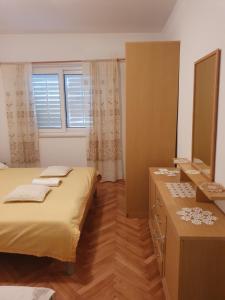 Postel nebo postele na pokoji v ubytování Apartments Jerković Drašnice-2bd
