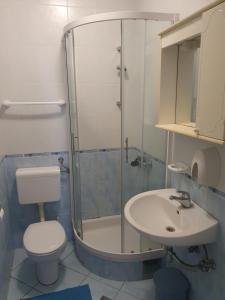 Koupelna v ubytování Apartments Jerković Drašnice-2bd