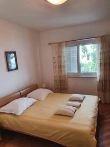 Postel nebo postele na pokoji v ubytování Apartments Jerković Drašnice-2bd