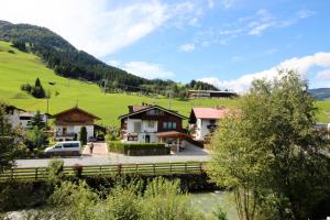 uma aldeia com uma ponte e casas e um rio em Chalet Gaisberg by Apartment Managers em Kirchberg in Tirol