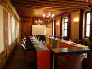 une rangée de tables et de chaises dans un restaurant dans l'établissement Hôtel Relais Monceau, à Paris