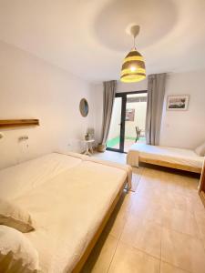 Postel nebo postele na pokoji v ubytování Wave & Chill -The House-