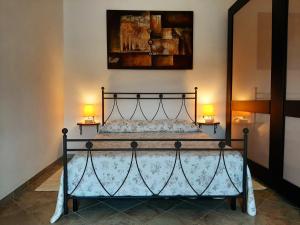 1 dormitorio con 1 cama con 2 lámparas a ambos lados en Lu Lisandru en Abbiadori