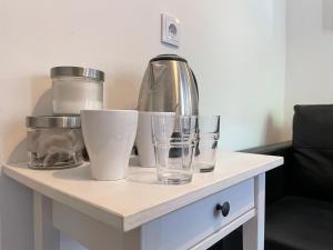 Příslušenství pro přípravu čaje a kávy v ubytování Milla Apartments