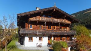 ein großes Holzhaus mit Balkon in der Unterkunft Apartment Jochberg by Apartment Managers in Jochberg
