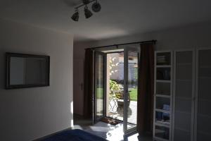Zimmer mit einer Glasschiebetür zur Terrasse in der Unterkunft Vila Vlaštovka in Bulhary