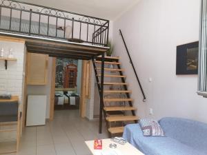 una sala de estar con una escalera de caracol en una casa en Apartmani Sirmium en Sremska Mitrovica