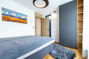 sypialnia z łóżkiem i obrazem na ścianie w obiekcie RV Apartment Sapphire w mieście Stary Smokovec