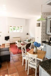 uma cozinha e sala de estar com mesa e cadeiras em Cozy Loft Barrika em Górliz-Elexalde