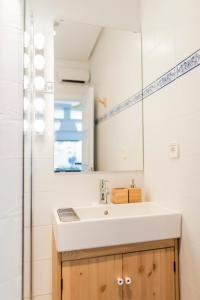 uma casa de banho com um lavatório e um espelho em Cozy Loft Barrika em Górliz