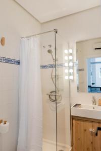 a bathroom with a shower and a sink at Cozy Loft Barrika in Górliz-Elexalde