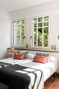 um quarto com 2 camas e 2 janelas em Cozy Loft Barrika em Górliz