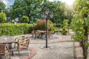 un parco con tavolo, sedie e palo della luce di Landhaus Oltmanns a Moormerland
