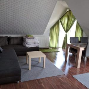 salon z kanapą i stołem w obiekcie Tahiti apartman w Hajduszoboszlo +18 zdjęć