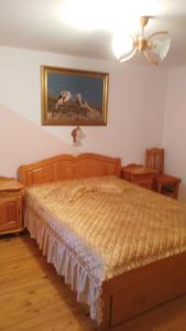 1 dormitorio con 1 cama y una pintura en la pared en Къща под наем PETROVA, en Cherven