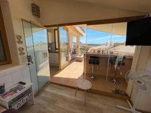 Gallery image of 2 Bed Penthouse Apartment - Sea Views - Sleeps 4 in Finestrat